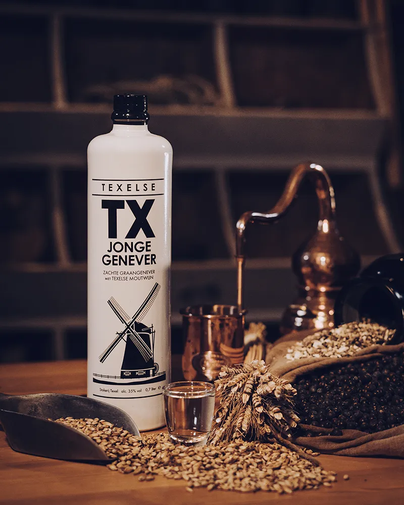 Fles TX Jonge Genever bij de stokerij van TX op Texel